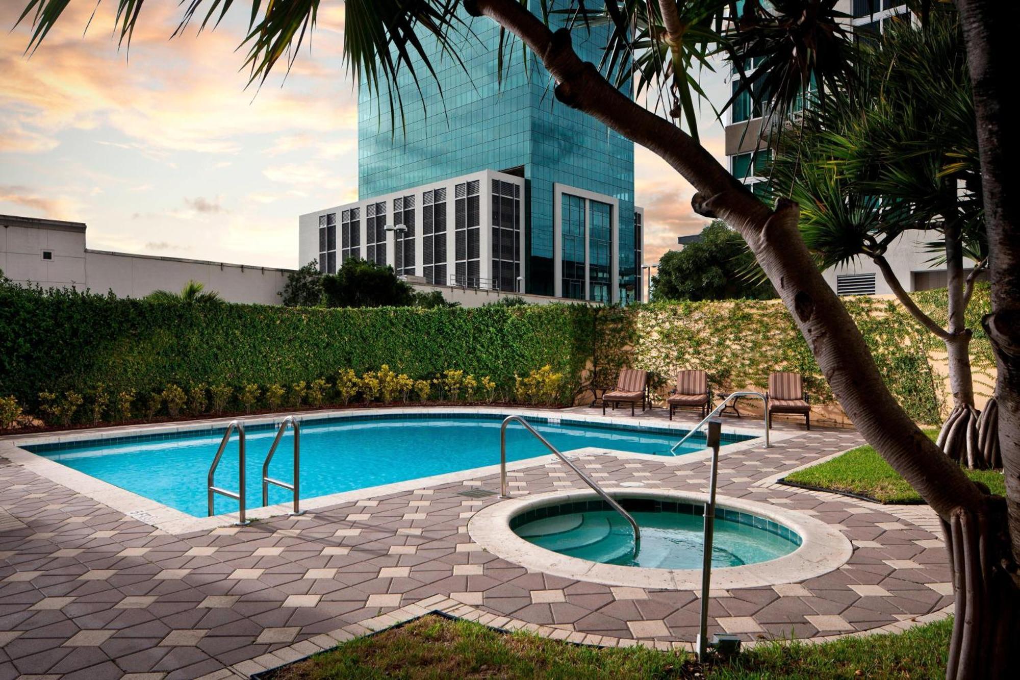Courtyard Miami Dadeland Hotel Glenvar Heights Exterior photo