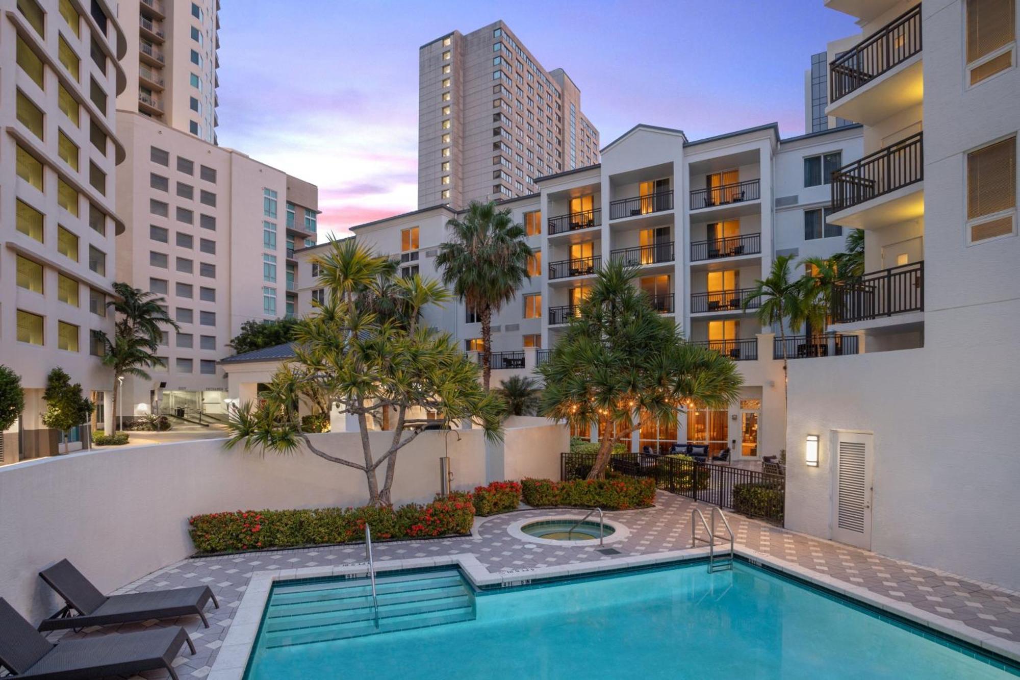 Courtyard Miami Dadeland Hotel Glenvar Heights Exterior photo
