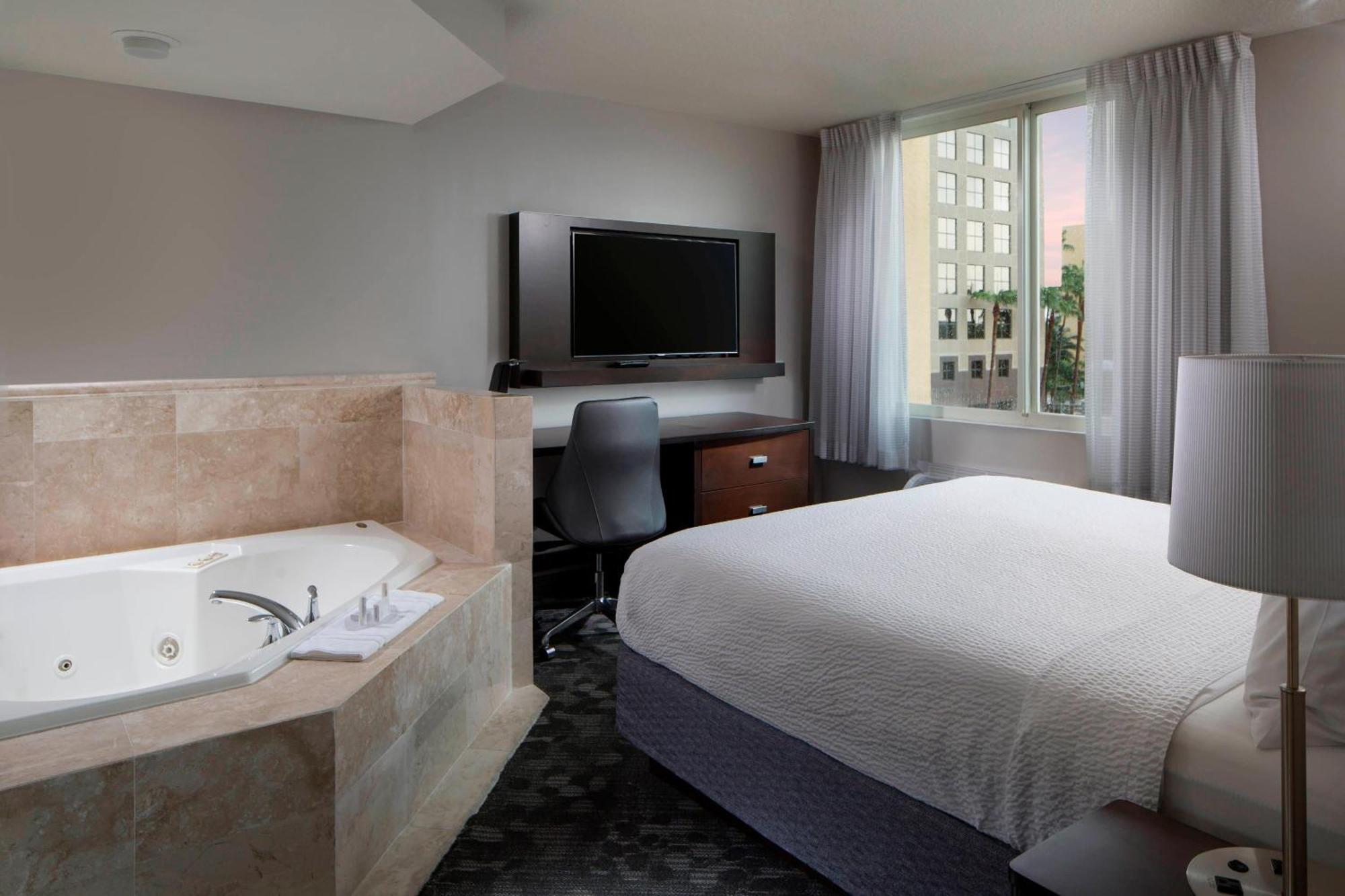 Courtyard Miami Dadeland Hotel Glenvar Heights Exterior photo