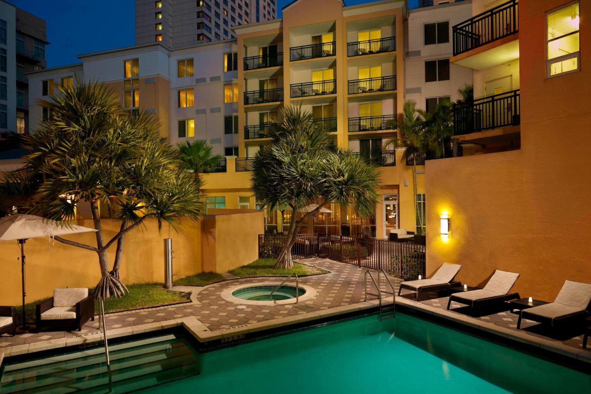 Courtyard Miami Dadeland Hotel Glenvar Heights Exterior photo